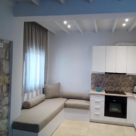 Themonia Kimolos-agioklima Apartment *